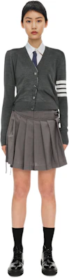 (W) 톰 브라운 FW21 그레이 울 니트 스웨터 포 스트라이프 브이넥 FKC334A-Y1014-035 Sizing (W) 톰 브라운 FW21 그레이 울 니트 스웨터 포 스트라이프 브이넥 FKC334A-Y1014-035