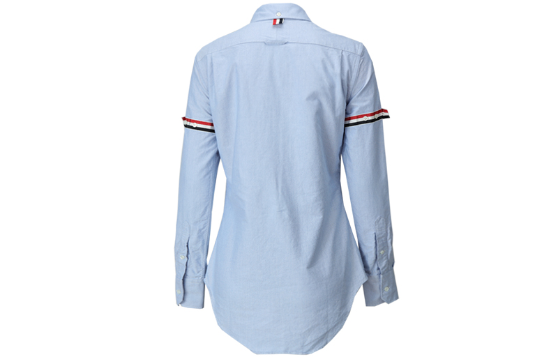 Lookbook (W) Camisa Azul Thom Browne FW22 con Banda RWB en la Manga. FLL019E-06177-480