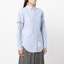 Shop (W) Camisa Azul Thom Browne FW22 con Banda RWB en la Manga. FLL019E-06177-480