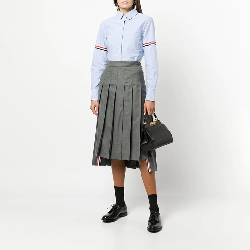 Purchase (W) Camisa Azul Thom Browne FW22 con Banda RWB en la Manga. FLL019E-06177-480