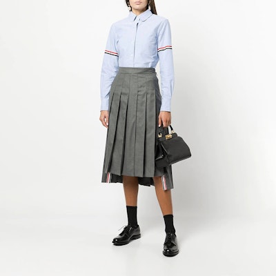 (W) Camisa Azul Thom Browne FW22 con Banda RWB en la Manga. FLL019E-06177-480 Purchase (W) Camisa Azul Thom Browne FW22 con Banda RWB en la Manga. FLL019E-06177-480