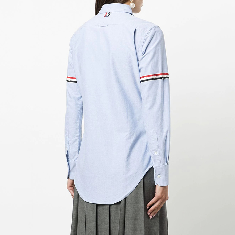Details for (W) Camisa Azul Thom Browne FW22 con Banda RWB en la Manga. FLL019E-06177-480