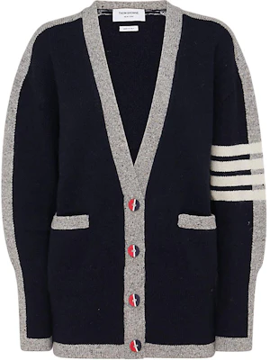 (W) THOM BROWNE FW22 藍色四條紋V領針織羊毛開襟外套。 FKC476A-Y1032-415 Buy (W) THOM BROWNE FW22 藍色四條紋V領針織羊毛開襟外套。 FKC476A-Y1032-415