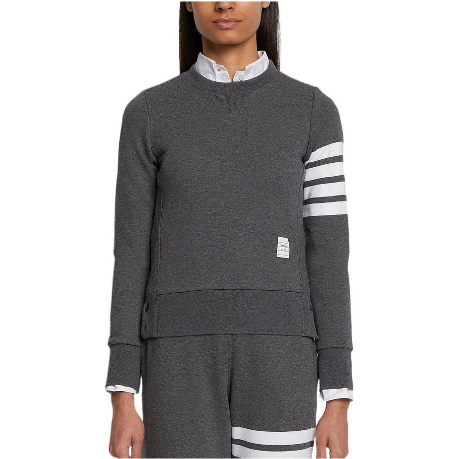 Lookbook (W) 톰 브라운 FW22 클래식 4-바 그레이 크루넥 스웨트셔츠 다크 그레이. FJT002A-00535-025