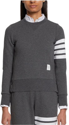 (W) 톰 브라운 FW22 클래식 4-바 그레이 크루넥 스웨트셔츠 다크 그레이. FJT002A-00535-025 Lookbook (W) 톰 브라운 FW22 클래식 4-바 그레이 크루넥 스웨트셔츠 다크 그레이. FJT002A-00535-025