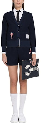 (W) 톰브라운 FW22 네이비 블루 브이넥 버튼 니트 가디건. FJT221-EJ000-3415 Lookbook (W) 톰브라운 FW22 네이비 블루 브이넥 버튼 니트 가디건. FJT221-EJ000-3415