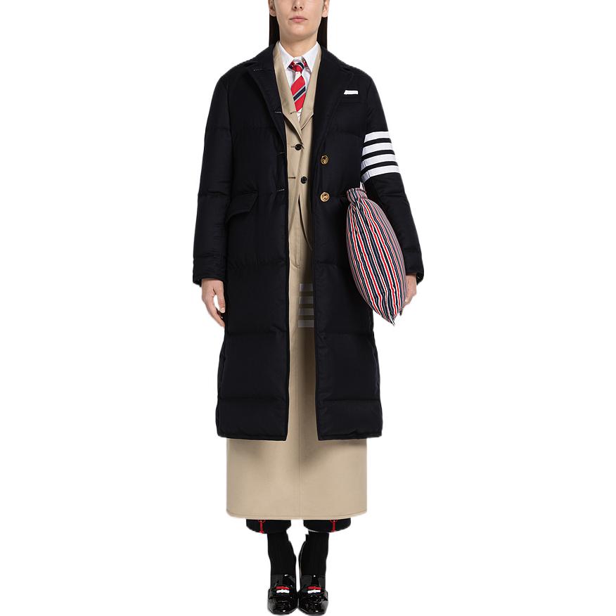 Lookbook (W) THOM BROWNE FW22 Abrigo Azul Marino Acolchado con Rayas 4-Bar. FOD070X-00626-415