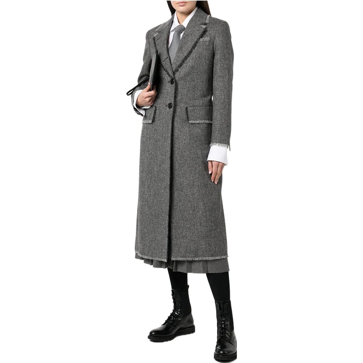 Lookbook (W) Abrigo Thom Browne FW22 Gris de un solo pecho con bordes deshilachados. FOC320W05385-035