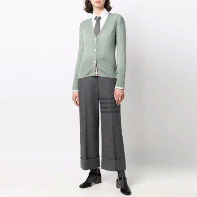 (W) THOM BROWNE FW22 Celana Wide-Leg 4-Bar Klasik Abu-Abu. FTC444A-06393-035 Lookbook (W) THOM BROWNE FW22 Celana Wide-Leg 4-Bar Klasik Abu-Abu. FTC444A-06393-035