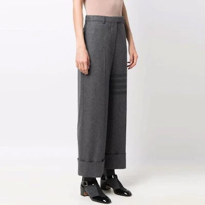 (W) THOM BROWNE FW22 Celana Wide-Leg 4-Bar Klasik Abu-Abu. FTC444A-06393-035 Purchase (W) THOM BROWNE FW22 Celana Wide-Leg 4-Bar Klasik Abu-Abu. FTC444A-06393-035