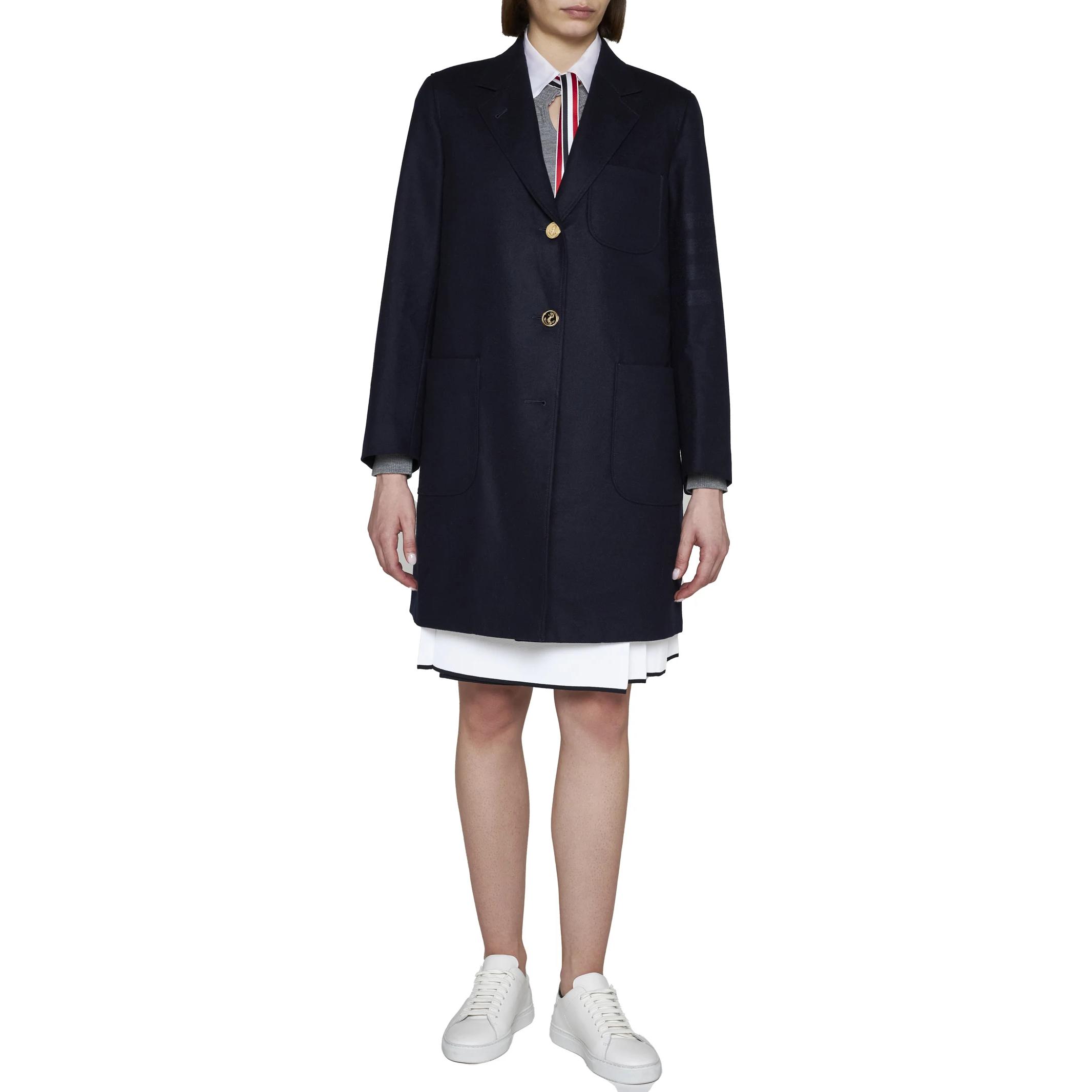 Lookbook (W) THOM BROWNE FW23 Abrigo Azul Marino Medio Clásico con Botones. FOC293A-06393-415