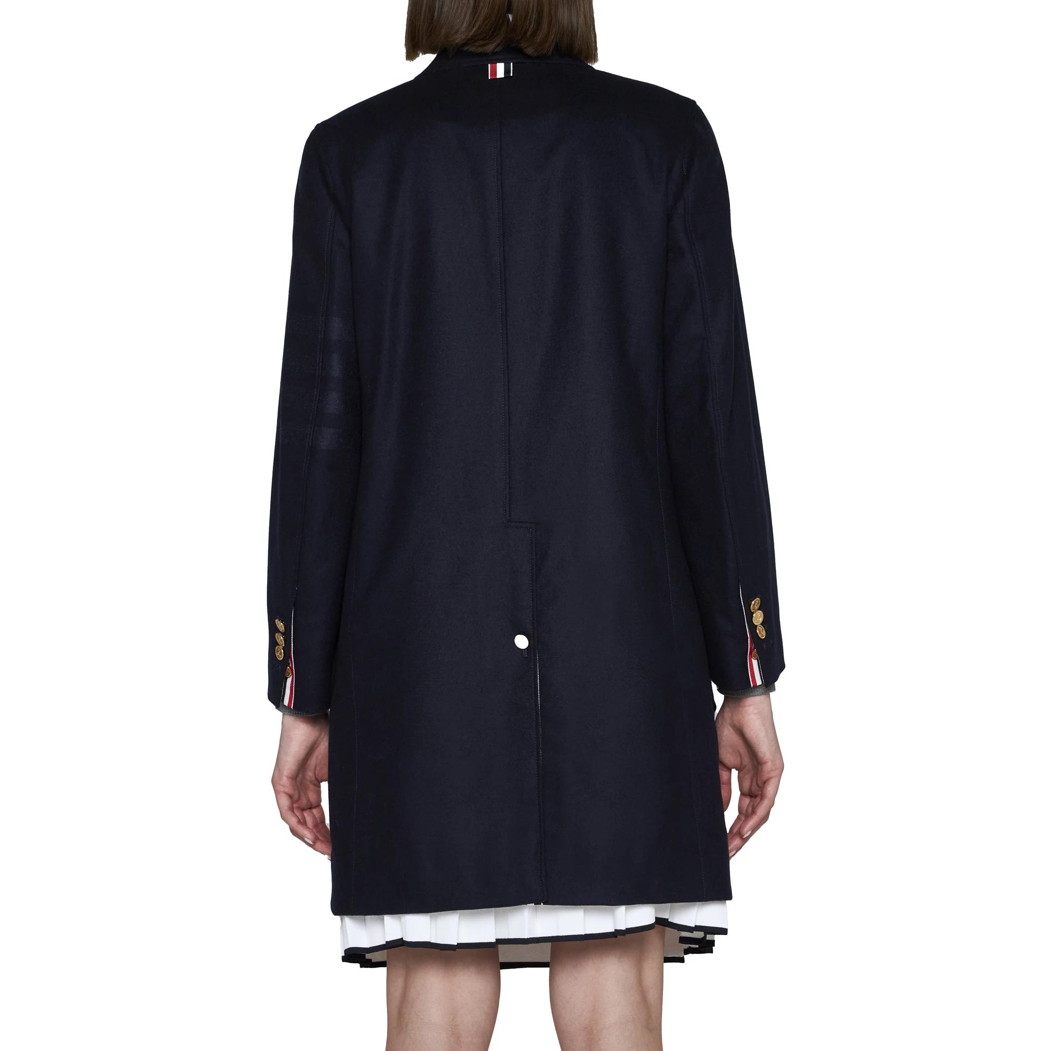 Shop (W) THOM BROWNE FW23 Abrigo Azul Marino Medio Clásico con Botones. FOC293A-06393-415