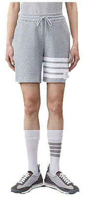 (W) THOM BROWNE FW23 Celana Pendek Santai Wanita Four-Bar Drawstring Straight-Leg. FJQ056A00535 Order (W) THOM BROWNE FW23 Celana Pendek Santai Wanita Four-Bar Drawstring Straight-Leg. FJQ056A00535