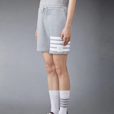 (W) THOM BROWNE FW23 Celana Pendek Santai Wanita Four-Bar Drawstring Straight-Leg. FJQ056A00535 Shop (W) THOM BROWNE FW23 Celana Pendek Santai Wanita Four-Bar Drawstring Straight-Leg. FJQ056A00535