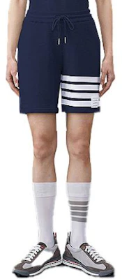 (W) THOM BROWNE FW23 Celana Pendek Santai Wanita Four-Bar Drawstring Straight-Leg. FJQ056A00535 Purchase (W) THOM BROWNE FW23 Celana Pendek Santai Wanita Four-Bar Drawstring Straight-Leg. FJQ056A00535