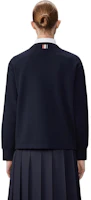 Lookbook (W) 톰 브라운 FW24 오버사이즈 크루넥 긴팔 스웻셔츠 네이비 블루. FJT365E-06931-415