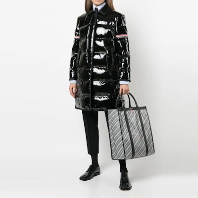 (W) Thom Browne Mantel Musim Dingin Hitam Panjang Mengkilap. FOD064Z-04899-001 Lookbook (W) Thom Browne Mantel Musim Dingin Hitam Panjang Mengkilap. FOD064Z-04899-001