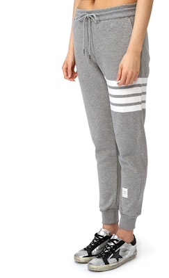 (W) Celana Jogger Thom Browne Abu-Abu, 4-Stripes, Koleksi FW21 FJQ001A-00535-055 Sizing (W) Celana Jogger Thom Browne Abu-Abu, 4-Stripes, Koleksi FW21 FJQ001A-00535-055