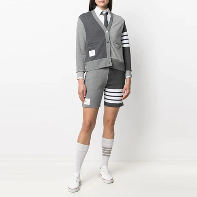 (W) THOM BROWNE Celana Pendek Kasual Abu-Abu 4-Bar Patchwork dengan Tali Serut. FJQ056F-00535-982 Lookbook (W) THOM BROWNE Celana Pendek Kasual Abu-Abu 4-Bar Patchwork dengan Tali Serut. FJQ056F-00535-982