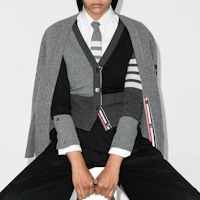 Lookbook (W) 톰 브라운 그레이 로고 프린트 컬러블록 캐시미어 V넥 가디건. FKC001-F0001-1982