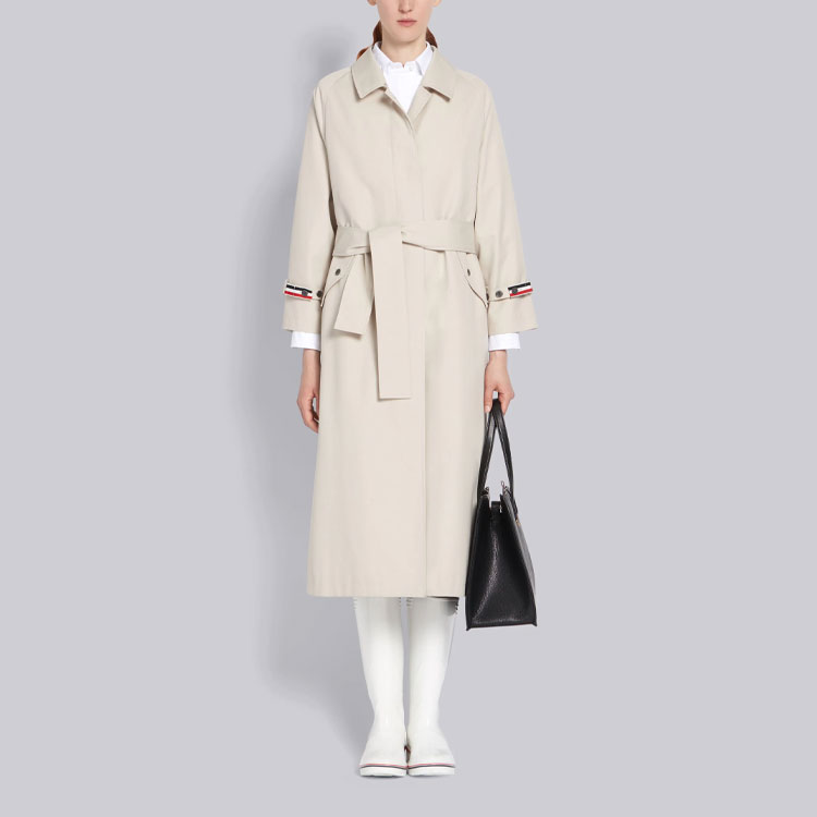 Lookbook (W) Gabardina Resistente al Agua Thom Browne Khaki. FOC597A-06111-250