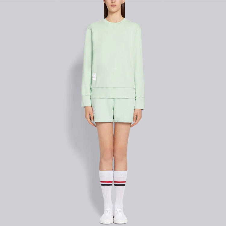 Lookbook (W) Thom Browne Celana Pendek Katun Hijau Muda Mid-Rise dengan Pola Logo. FJQ051B-03377-350