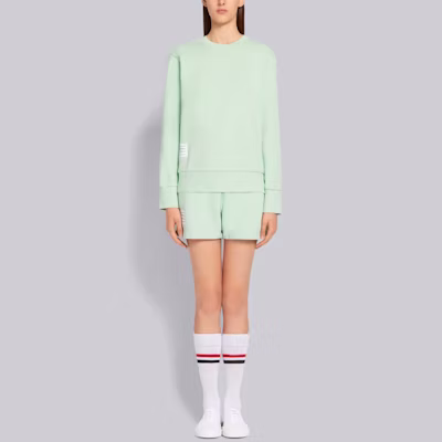 (W) Thom Browne Celana Pendek Katun Hijau Muda Mid-Rise dengan Pola Logo. FJQ051B-03377-350 Lookbook (W) Thom Browne Celana Pendek Katun Hijau Muda Mid-Rise dengan Pola Logo. FJQ051B-03377-350