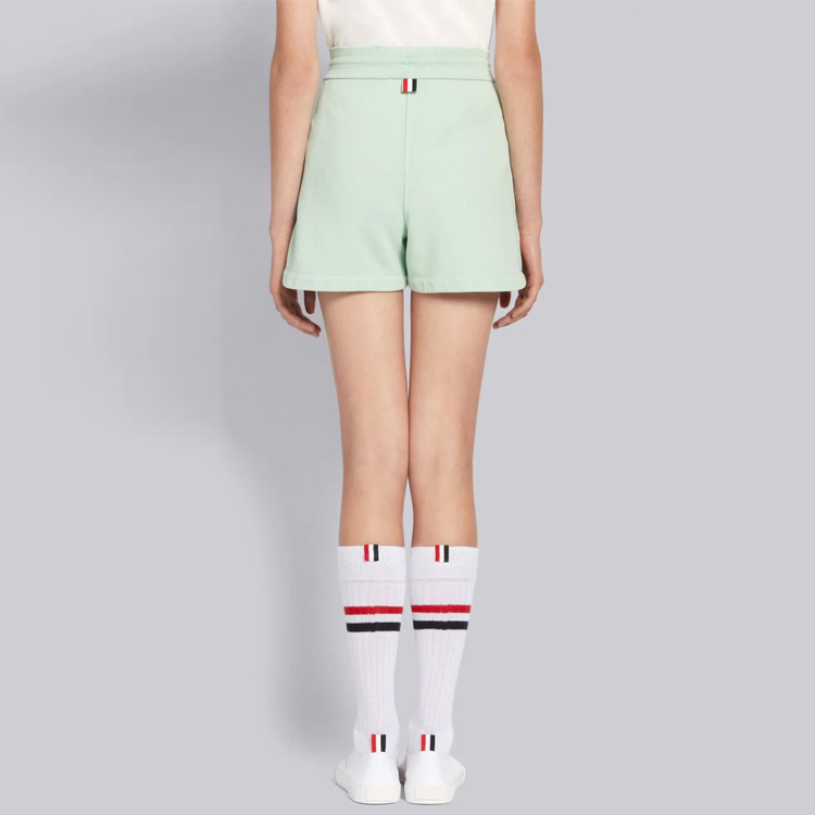 Purchase (W) Thom Browne Celana Pendek Katun Hijau Muda Mid-Rise dengan Pola Logo. FJQ051B-03377-350