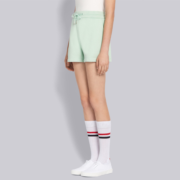 Details for (W) Thom Browne Celana Pendek Katun Hijau Muda Mid-Rise dengan Pola Logo. FJQ051B-03377-350