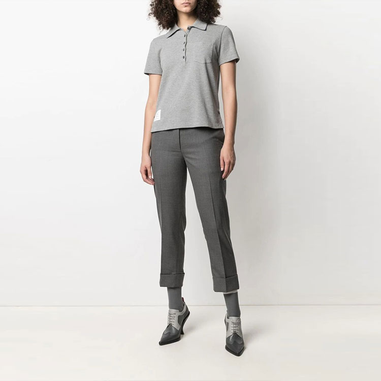 Lookbook (W) THOM BROWNE Kaos Polo Saku Warna Solid Logo - Abu-abu. FJP050A-00050-055