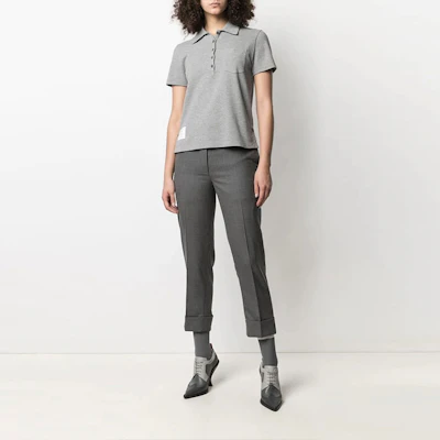 (W) THOM BROWNE Kaos Polo Saku Warna Solid Logo - Abu-abu. FJP050A-00050-055 Lookbook (W) THOM BROWNE Kaos Polo Saku Warna Solid Logo - Abu-abu. FJP050A-00050-055