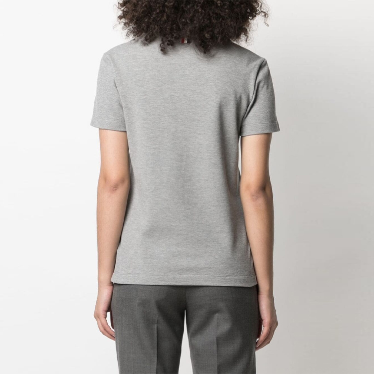 Purchase (W) THOM BROWNE Kaos Polo Saku Warna Solid Logo - Abu-abu. FJP050A-00050-055