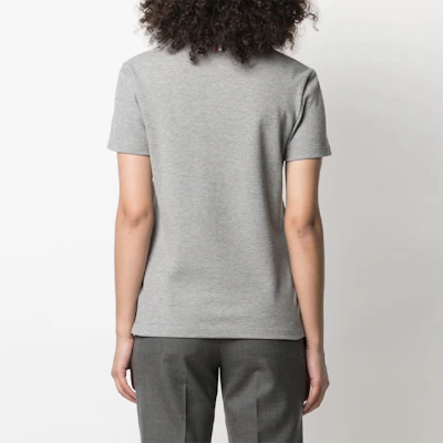 (W) THOM BROWNE Kaos Polo Saku Warna Solid Logo - Abu-abu. FJP050A-00050-055 Purchase (W) THOM BROWNE Kaos Polo Saku Warna Solid Logo - Abu-abu. FJP050A-00050-055