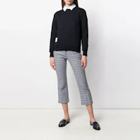 Lookbook (W) 톰 브라운 네이비 크루넥 스웻셔츠 백 스트라이프 디테일. FJT070A-03377-415