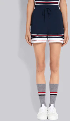 (W) Thom Browne Celana Pendek Navy dengan Garis & Tali Serut FKQ003A-Y5501-415 Shop (W) Thom Browne Celana Pendek Navy dengan Garis & Tali Serut FKQ003A-Y5501-415