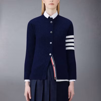 (W) THOM BROWNE 深藍色美麗諾羊毛條紋V領開襟衫毛衣 FKC207A-00014-415 Sizing (W) THOM BROWNE 深藍色美麗諾羊毛條紋V領開襟衫毛衣 FKC207A-00014-415