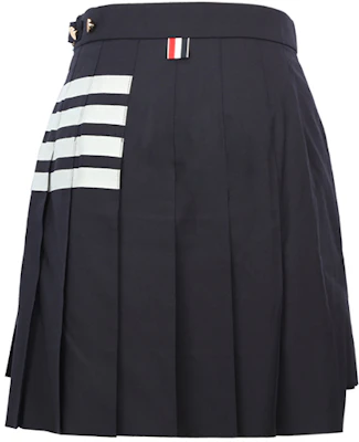 (W) 톰 브라운 SS21 클래식 플리츠 스커트 포 스트라이프 네이비 블루 FGC402V-06146-415 Lookbook (W) 톰 브라운 SS21 클래식 플리츠 스커트 포 스트라이프 네이비 블루 FGC402V-06146-415