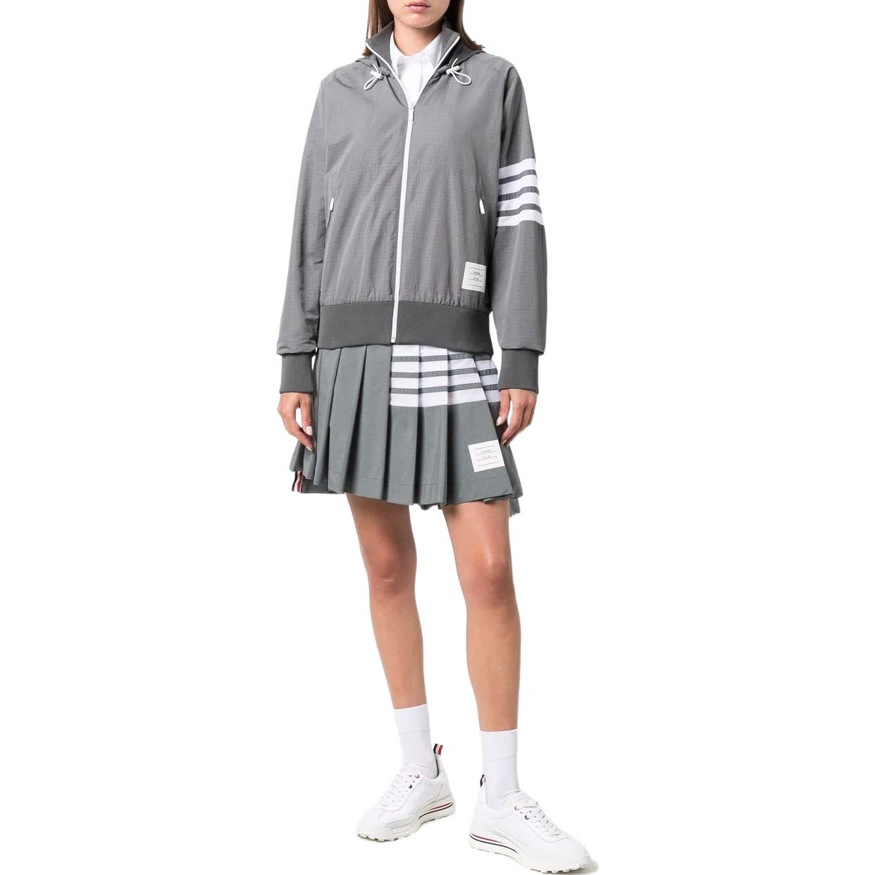 Lookbook (W) THOM BROWNE SS22 Falda plisada gris de tiro alto con diseño de 4 rayas. FJK057A-07863-035