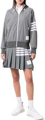 (W) THOM BROWNE SS22 Falda plisada gris de tiro alto con diseño de 4 rayas. FJK057A-07863-035 Lookbook (W) THOM BROWNE SS22 Falda plisada gris de tiro alto con diseño de 4 rayas. FJK057A-07863-035