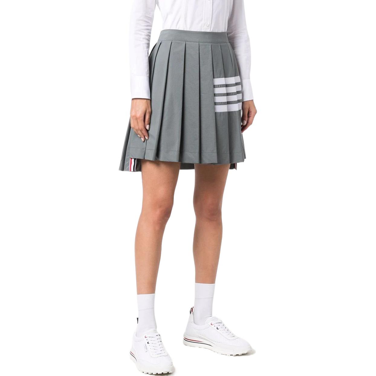 Purchase (W) THOM BROWNE SS22 Falda plisada gris de tiro alto con diseño de 4 rayas. FJK057A-07863-035