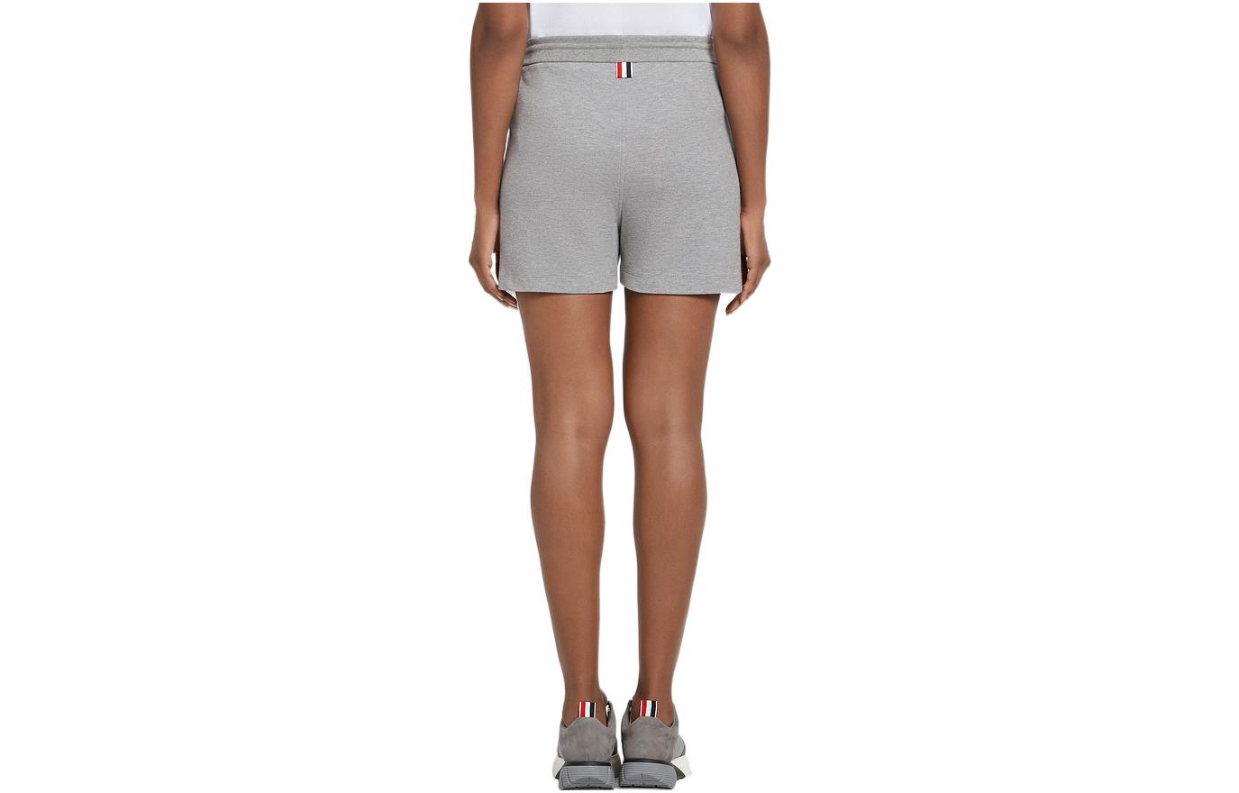 Lookbook (W) THOM BROWNE SS22 Shorts Grises Rectos con Detalle de Tres Rayas. FJQ015A-00050-055