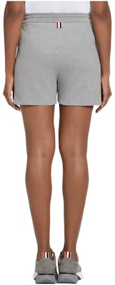 (W) THOM BROWNE SS22 Shorts Grises Rectos con Detalle de Tres Rayas. FJQ015A-00050-055 Lookbook (W) THOM BROWNE SS22 Shorts Grises Rectos con Detalle de Tres Rayas. FJQ015A-00050-055