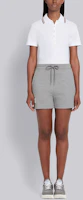 Shop (W) THOM BROWNE SS22 Celana Pendek Abu-Abu Garis Tiga Model Lurus. FJQ015A-00050-055