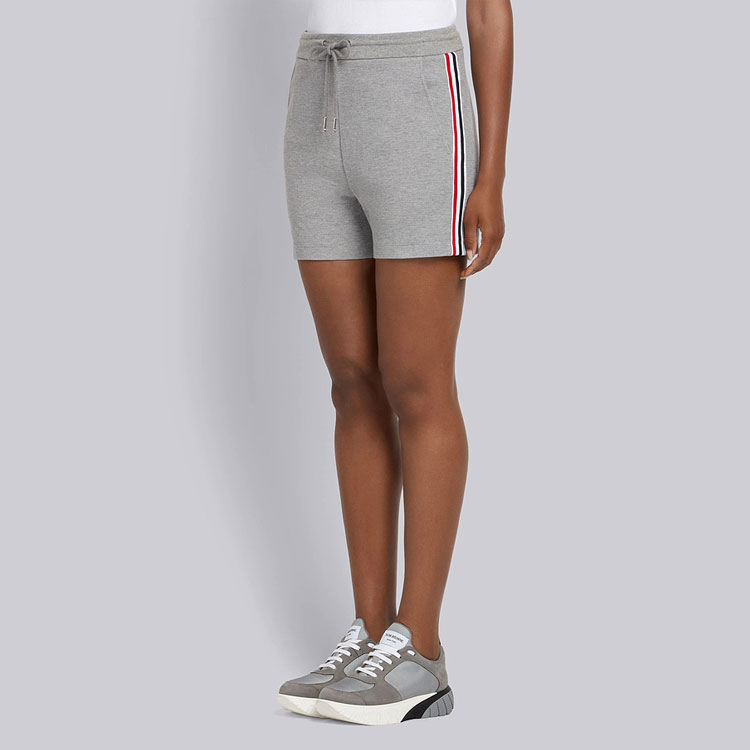 Purchase (W) THOM BROWNE SS22 Shorts Grises Rectos con Detalle de Tres Rayas. FJQ015A-00050-055