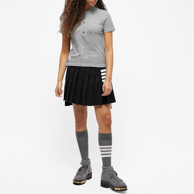 (W) THOM BROWNE SS22 Abu-abu Polo Shirt Lengan Pendek Stripe Tricolor. FJP014A-00050-055 Shop (W) THOM BROWNE SS22 Abu-abu Polo Shirt Lengan Pendek Stripe Tricolor. FJP014A-00050-055