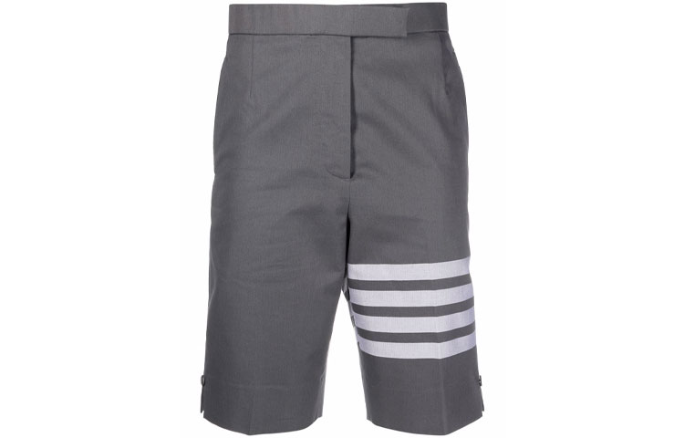 Order (W) THOM BROWNE SS22 Celana Pendek Longgar Abu-Abu Bergaris Panjang Sedang. FTC404U-07890-035