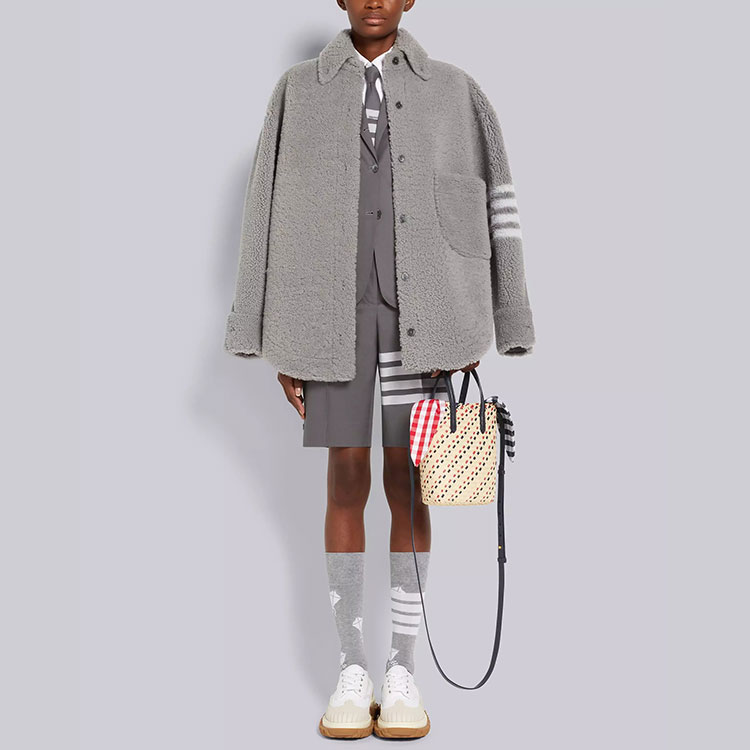 Lookbook (W) THOM BROWNE SS22 Celana Pendek Longgar Abu-Abu Bergaris Panjang Sedang. FTC404U-07890-035