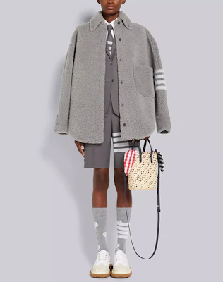 (W) THOM BROWNE SS22 Celana Pendek Longgar Abu-Abu Bergaris Panjang Sedang. FTC404U-07890-035 Lookbook (W) THOM BROWNE SS22 Celana Pendek Longgar Abu-Abu Bergaris Panjang Sedang. FTC404U-07890-035