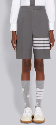 (W) THOM BROWNE SS22 Celana Pendek Longgar Abu-Abu Bergaris Panjang Sedang. FTC404U-07890-035 Shop (W) THOM BROWNE SS22 Celana Pendek Longgar Abu-Abu Bergaris Panjang Sedang. FTC404U-07890-035
