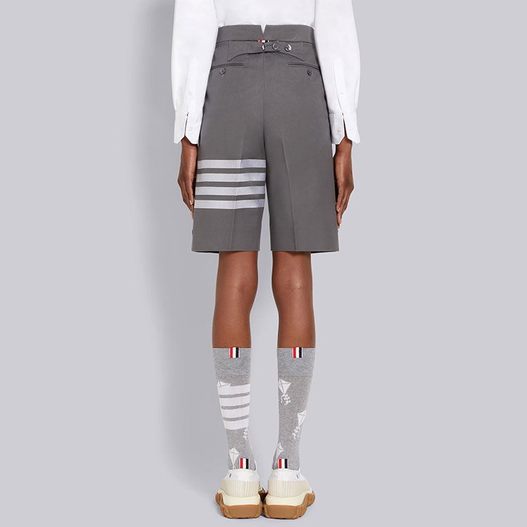 Purchase (W) THOM BROWNE SS22 Celana Pendek Longgar Abu-Abu Bergaris Panjang Sedang. FTC404U-07890-035